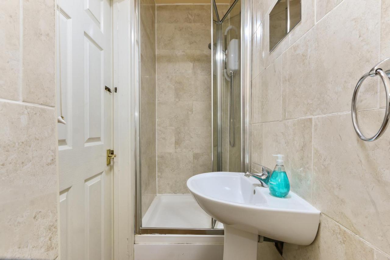 Casa de férias Large 4 Bed House Contractors Professionals Private Parking Close To Nec