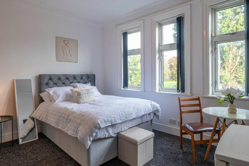 Parkview Studio: 9 Apartment *