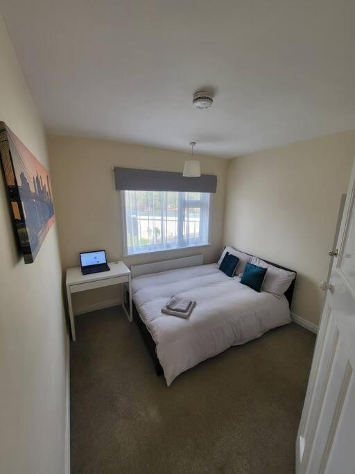 Holiday home 4 Bed Family With Secure Parking. Warwick Uni Coventry