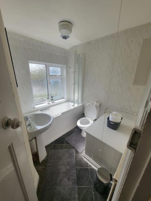 Holiday home 4 Bed Family With Secure Parking. Warwick Uni *