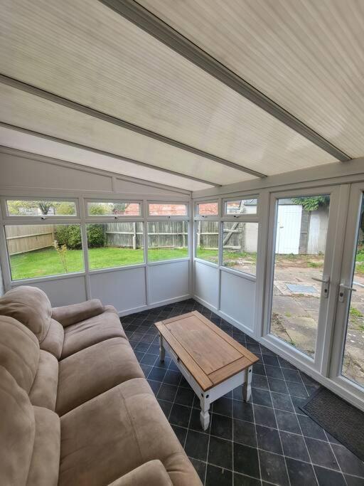 4 Bed Family With Secure Parking. Warwick Uni Holiday home