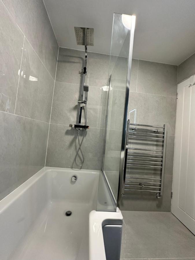 Harrys - Contractors & Business Professionals - Nec - 2 Parking Spaces - 4 Large Bedrooms & 2 Bathrooms - Pool Table - Table Tennis - Darts - Games Console Apartment