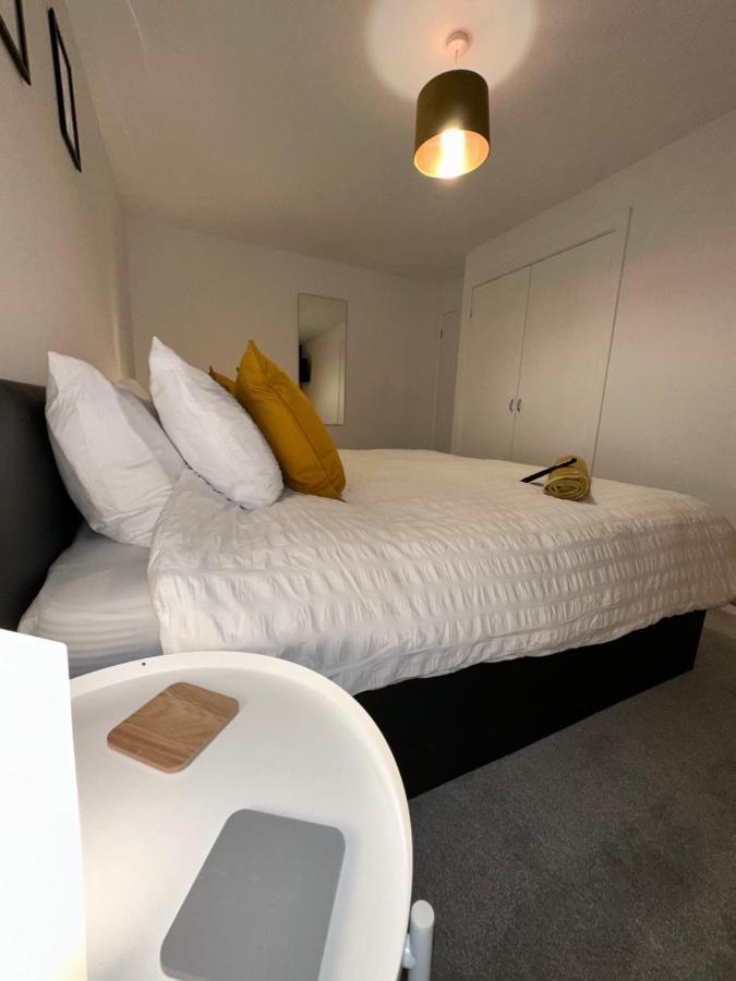 Harrys - Contractors & Business Professionals - Nec - 2 Parking Spaces - 4 Large Bedrooms & 2 Bathrooms - Pool Table - Table Tennis - Darts - Games Console Apartment *
