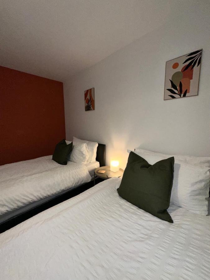 Apartment Harrys - Contractors & Business Professionals - Nec - 2 Parking Spaces - 4 Large Bedrooms & 2 Bathrooms - Pool Table - Table Tennis - Darts - Games Console
