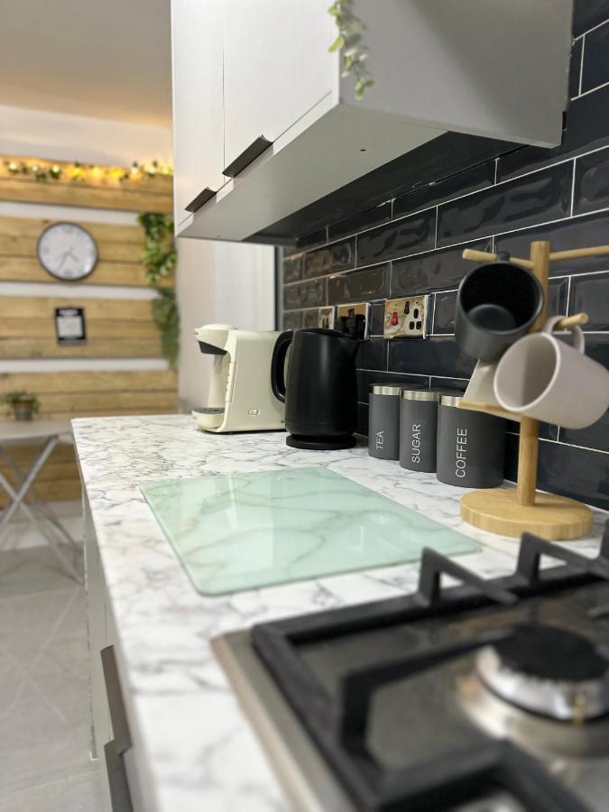 Harrys - Contractors & Business Professionals - Nec - 2 Parking Spaces - 4 Large Bedrooms & 2 Bathrooms - Pool Table - Table Tennis - Darts - Games Console Apartment Coventry