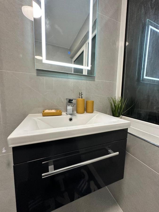 Apartment Harrys - Contractors & Business Professionals - Nec - 2 Parking Spaces - 4 Large Bedrooms & 2 Bathrooms - Pool Table - Table Tennis - Darts - Games Console