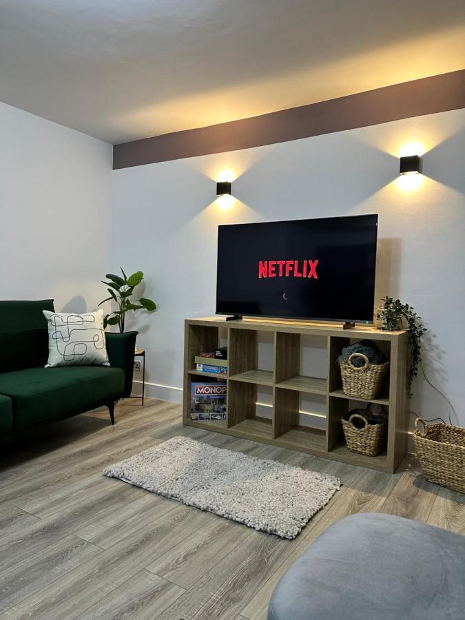 Harrys - Contractors & Business Professionals - Nec - 2 Parking Spaces - 4 Large Bedrooms & 2 Bathrooms - Pool Table - Table Tennis - Darts - Games Console Apartment Coventry