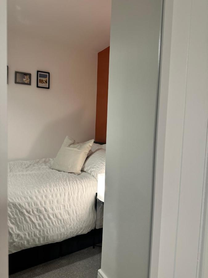 Harrys - Contractors & Business Professionals - Nec - 2 Parking Spaces - 4 Large Bedrooms & 2 Bathrooms - Pool Table - Table Tennis - Darts - Games Console Coventry