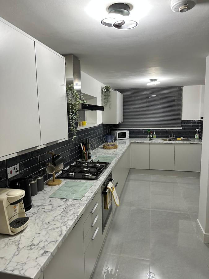 Apartment Harrys - Contractors & Business Professionals - Nec - 2 Parking Spaces - 4 Large Bedrooms & 2 Bathrooms - Pool Table - Table Tennis - Darts - Games Console Coventry