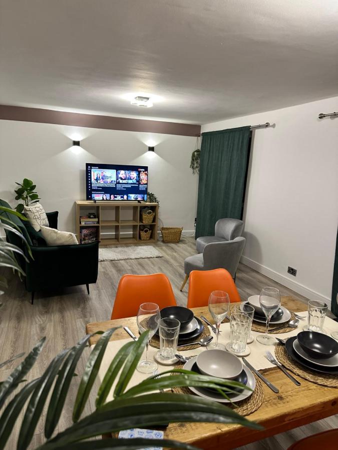 Apartment Harrys - Contractors & Business Professionals - Nec - 2 Parking Spaces - 4 Large Bedrooms & 2 Bathrooms - Pool Table - Table Tennis - Darts - Games Console Coventry