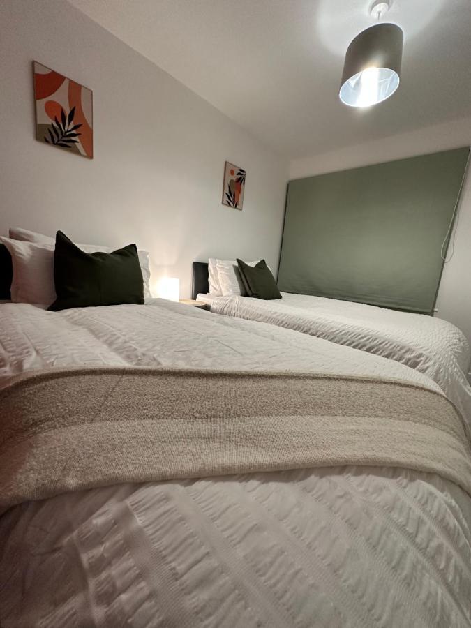 Harrys - Contractors & Business Professionals - Nec - 2 Parking Spaces - 4 Large Bedrooms & 2 Bathrooms - Pool Table - Table Tennis - Darts - Games Console *