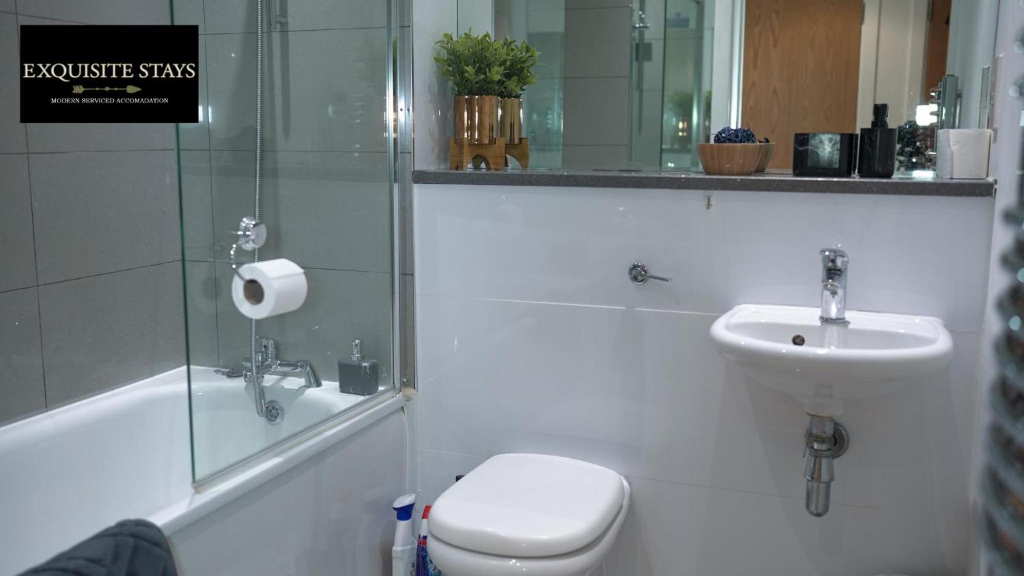 Exquisite, 2 Bed With Free Parking! *
