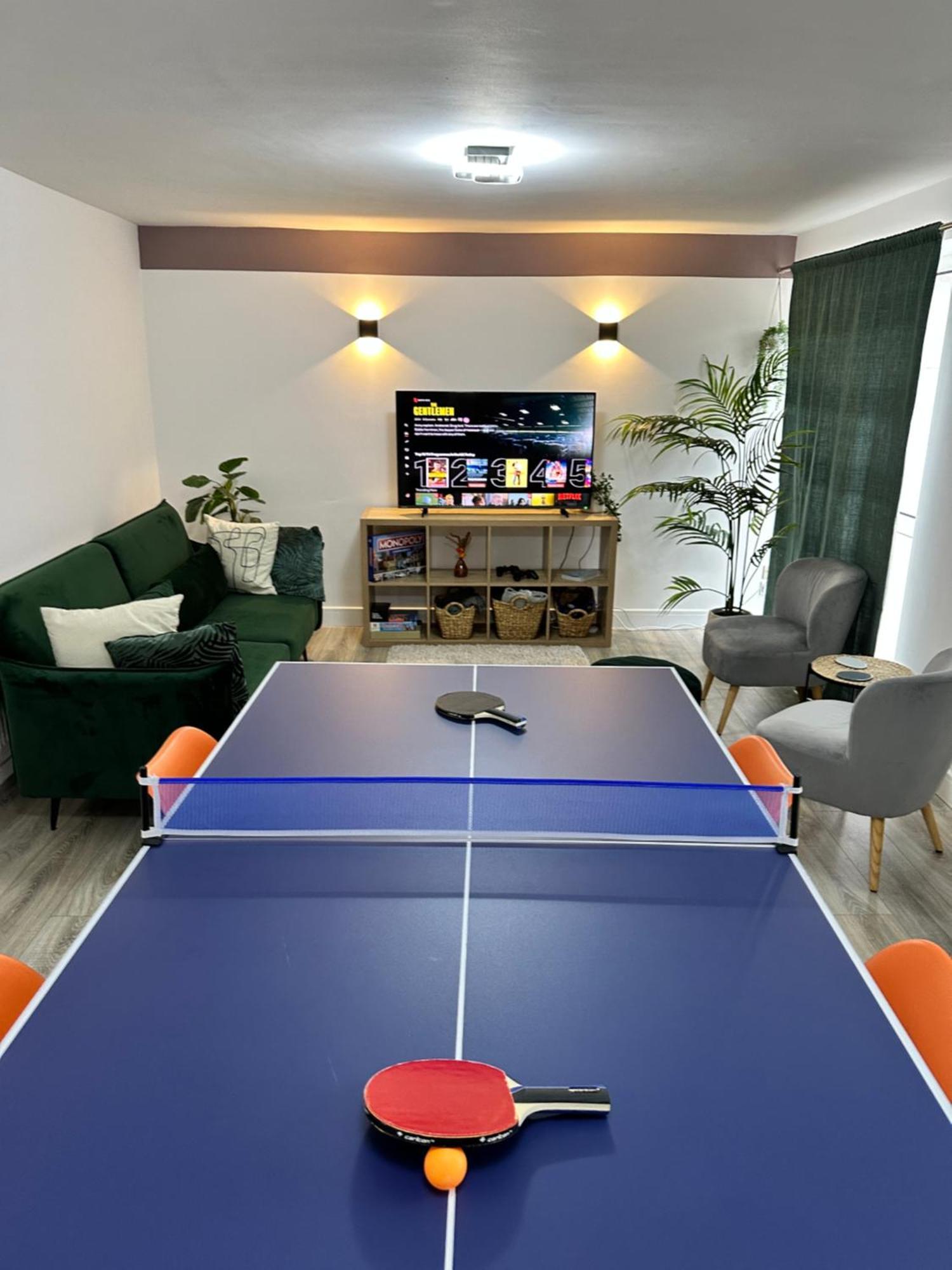Harrys - Contractors & Business Professionals - Nec - 2 Parking Spaces - 4 Large Bedrooms & 2 Bathrooms - Pool Table - Table Tennis - Darts - Games Console *