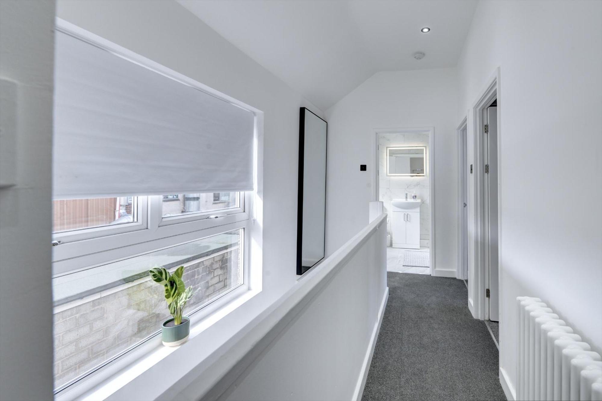 4 Bedrooms Homely House With Garden- Sleeps 9 Comfortably With 6 Comfortable Beds, Free Street Parking, Business Travellers, Contractors, & Holiday-goers, Coventry, Near Major Transport Links In And Motorway Apartment *