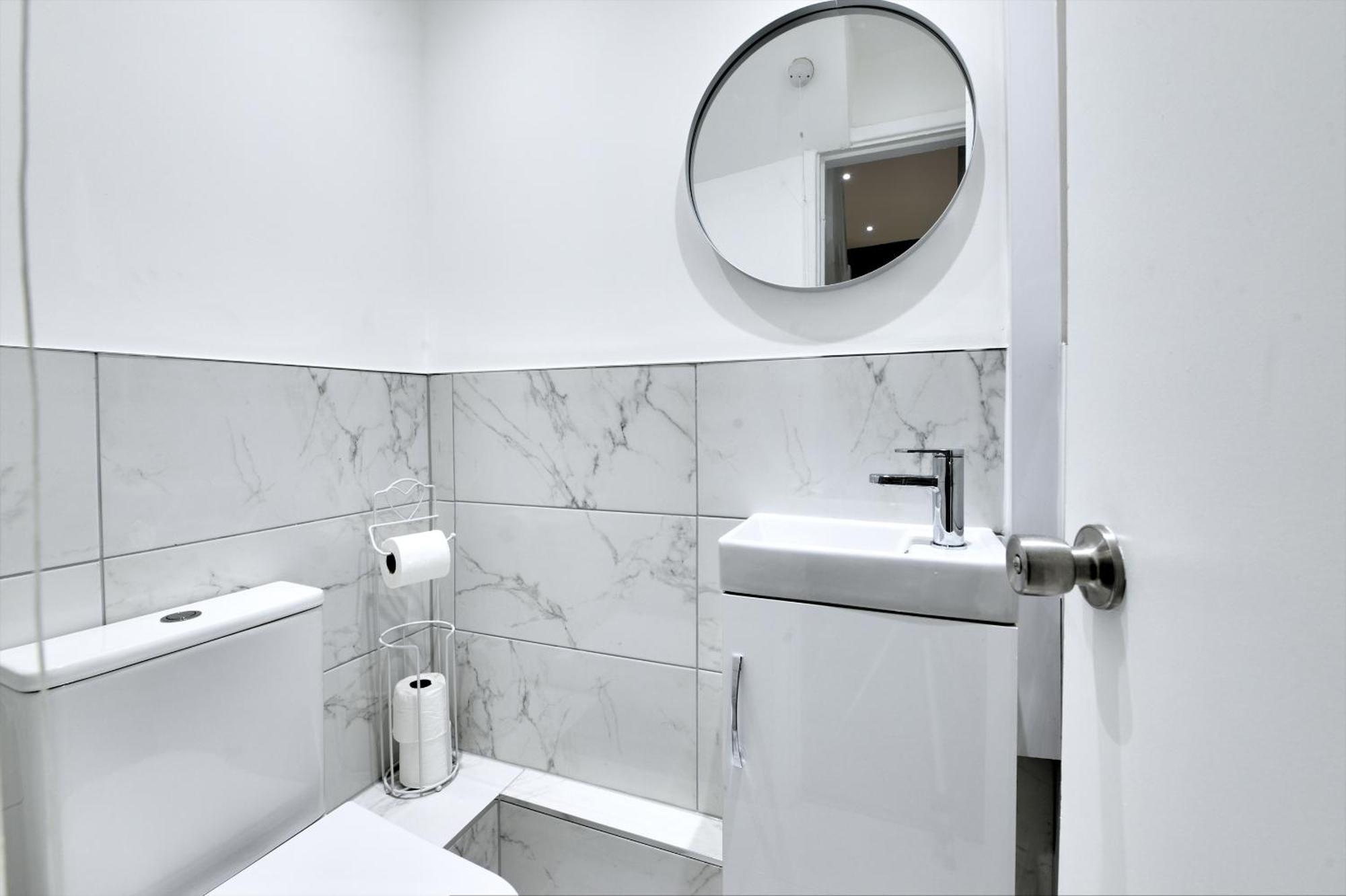 Apartment 4 Bedrooms Homely House With Garden- Sleeps 9 Comfortably With 6 Comfortable Beds, Free Street Parking, Business Travellers, Contractors, & Holiday-goers, Coventry, Near Major Transport Links In And Motorway