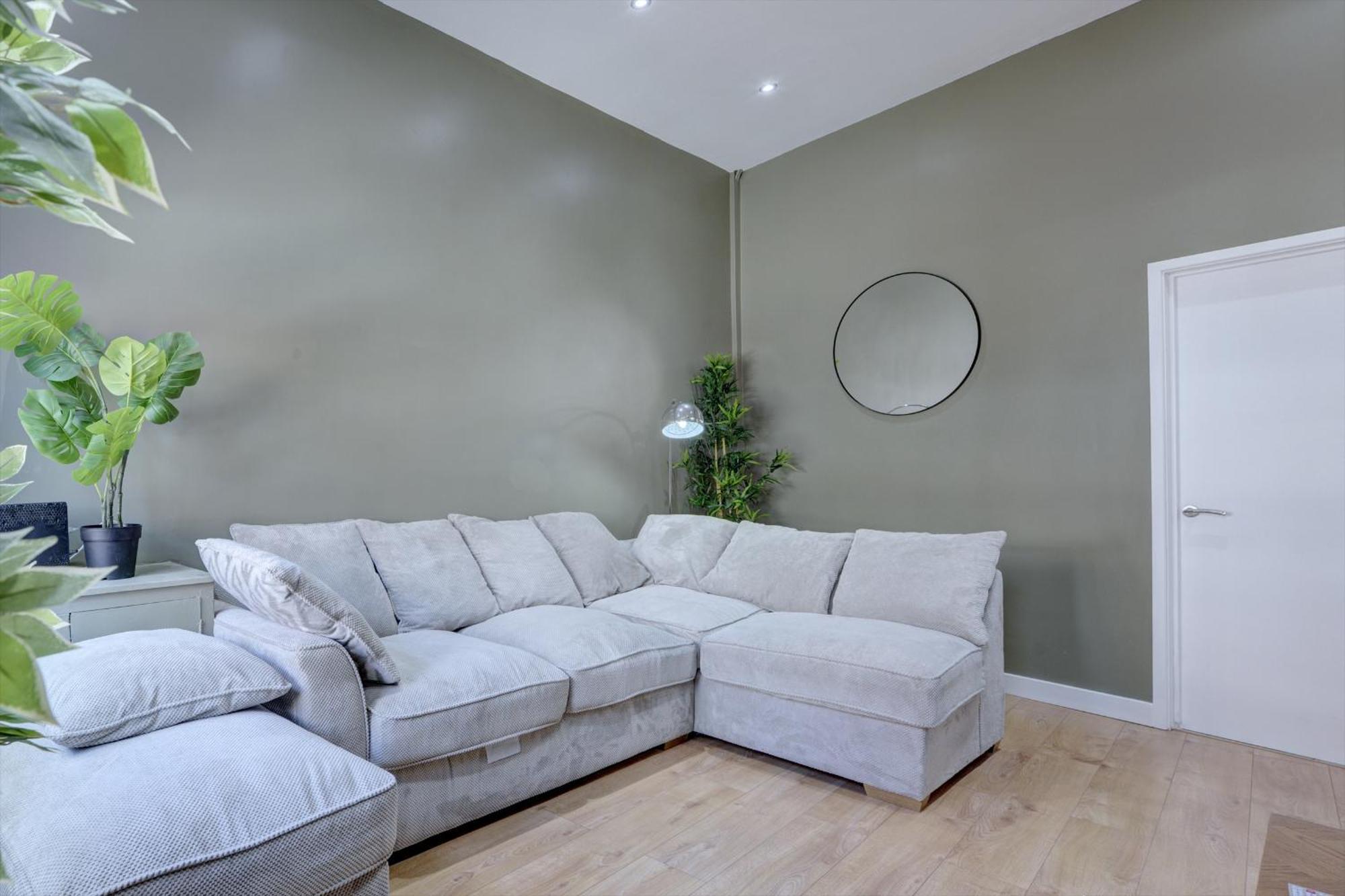 4 Bedrooms Homely House With Garden- Sleeps 9 Comfortably With 6 Comfortable Beds, Free Street Parking, Business Travellers, Contractors, & Holiday-goers, Coventry, Near Major Transport Links In And Motorway