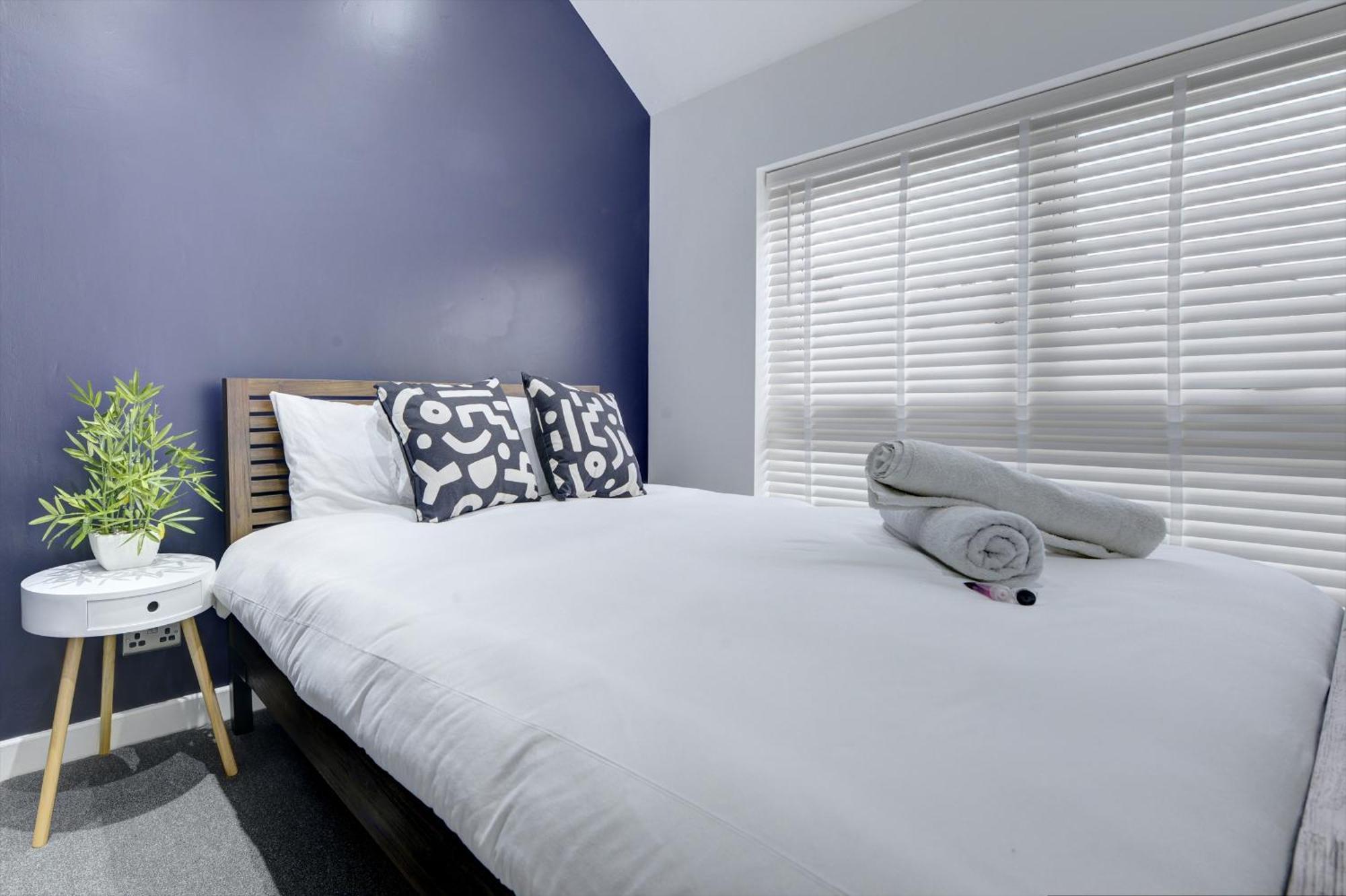 Apartment 4 Bedrooms Homely House With Garden- Sleeps 9 Comfortably With 6 Comfortable Beds, Free Street Parking, Business Travellers, Contractors, & Holiday-goers, Coventry, Near Major Transport Links In And Motorway *