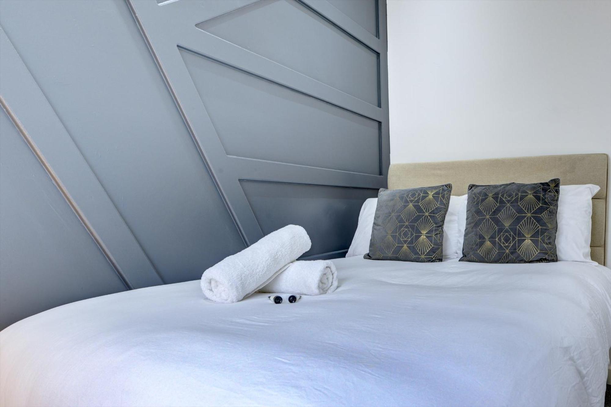 4 Bedrooms Homely House With Garden- Sleeps 9 Comfortably With 6 Comfortable Beds, Free Street Parking, Business Travellers, Contractors, & Holiday-goers, Coventry, Near Major Transport Links In And Motorway Apartment *