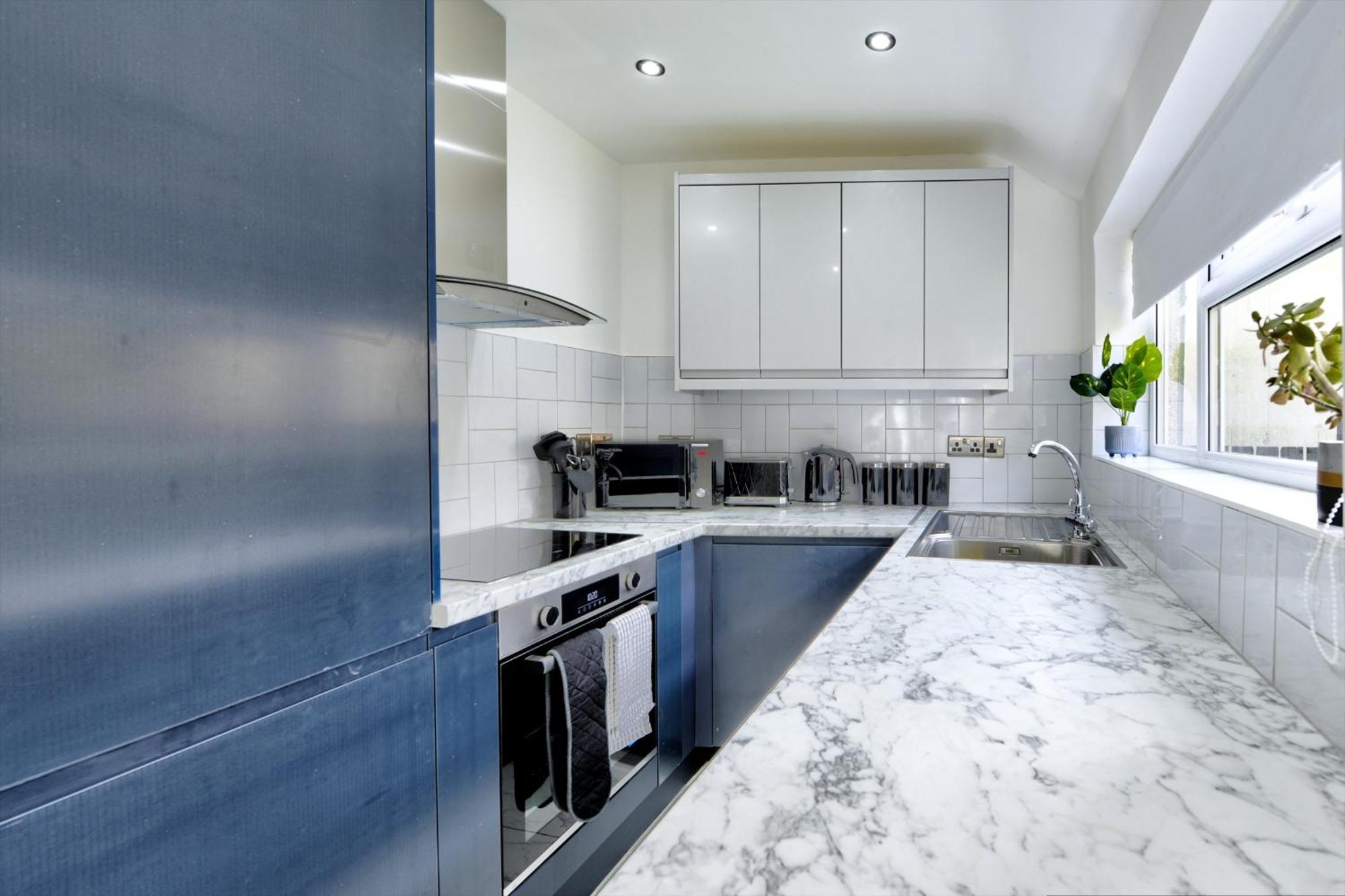 Apartment 4 Bedrooms Homely House With Garden- Sleeps 9 Comfortably With 6 Comfortable Beds, Free Street Parking, Business Travellers, Contractors, & Holiday-goers, Coventry, Near Major Transport Links In And Motorway