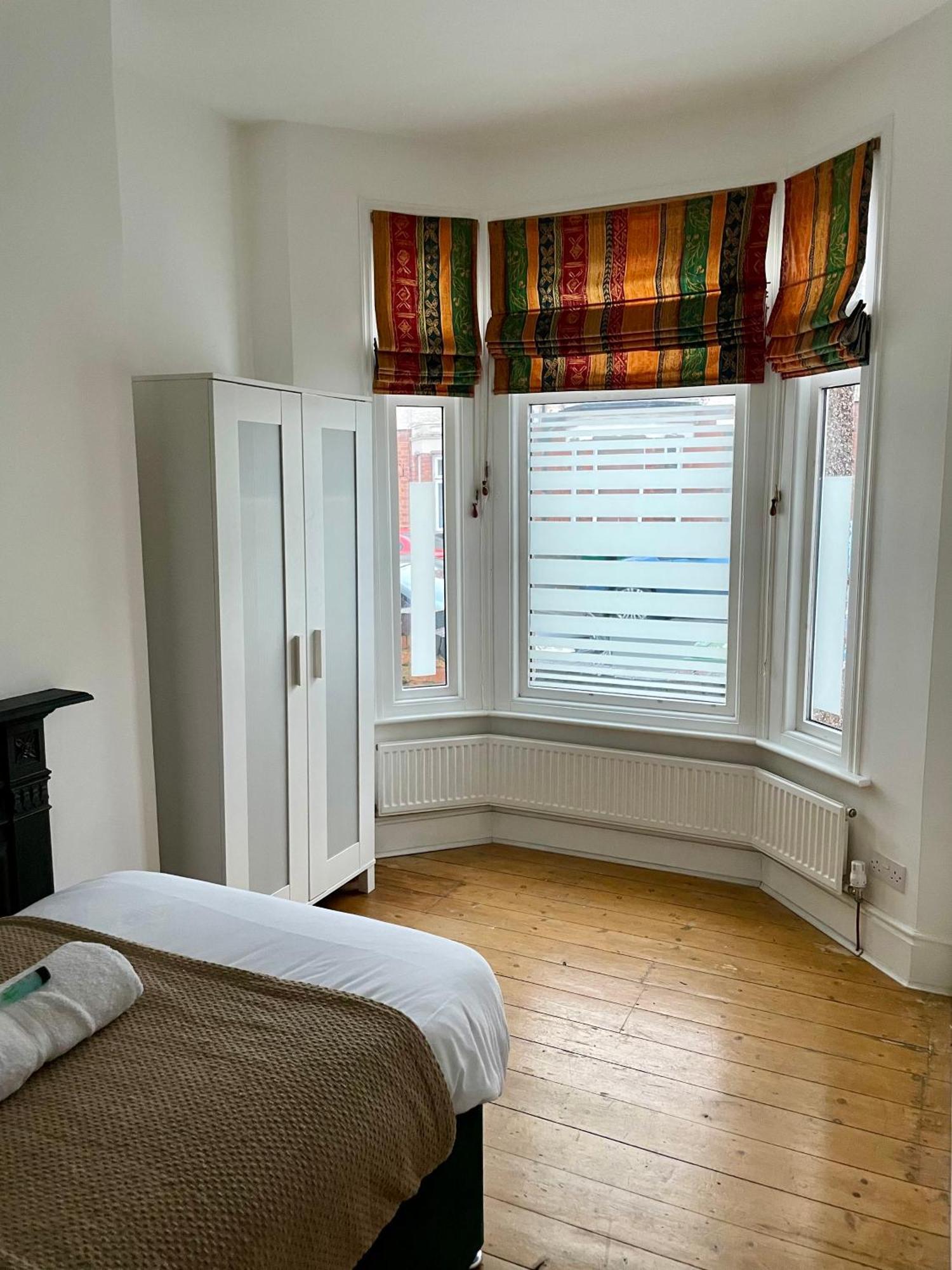 Holiday home Cosy 5bed 2bath Well Equipped House In Near Amenties Makes Great Digs, Wi-fi, On Street Parking, Smart Tvs In Rooms, Coop Shop 2mins Walk