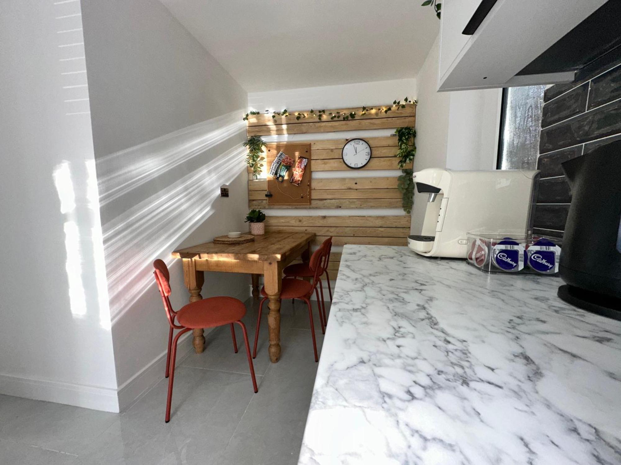 Harrys - Contractors & Business Professionals - Nec - 2 Parking Spaces - 4 Large Bedrooms & 2 Bathrooms - Pool Table - Table Tennis - Darts - Games Console Apartment *
