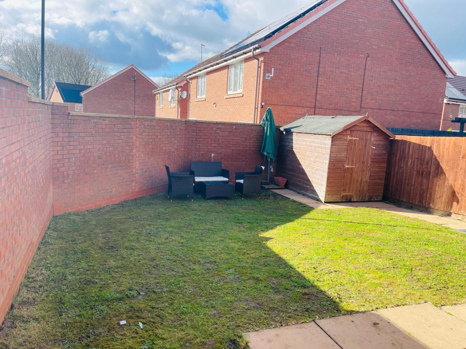 3 Bedroom Affordable Family Detached House - Business Contractors, Midlands Location - Private Garden,free Car Park,tv- Netflix And Free Wifi Holiday home *