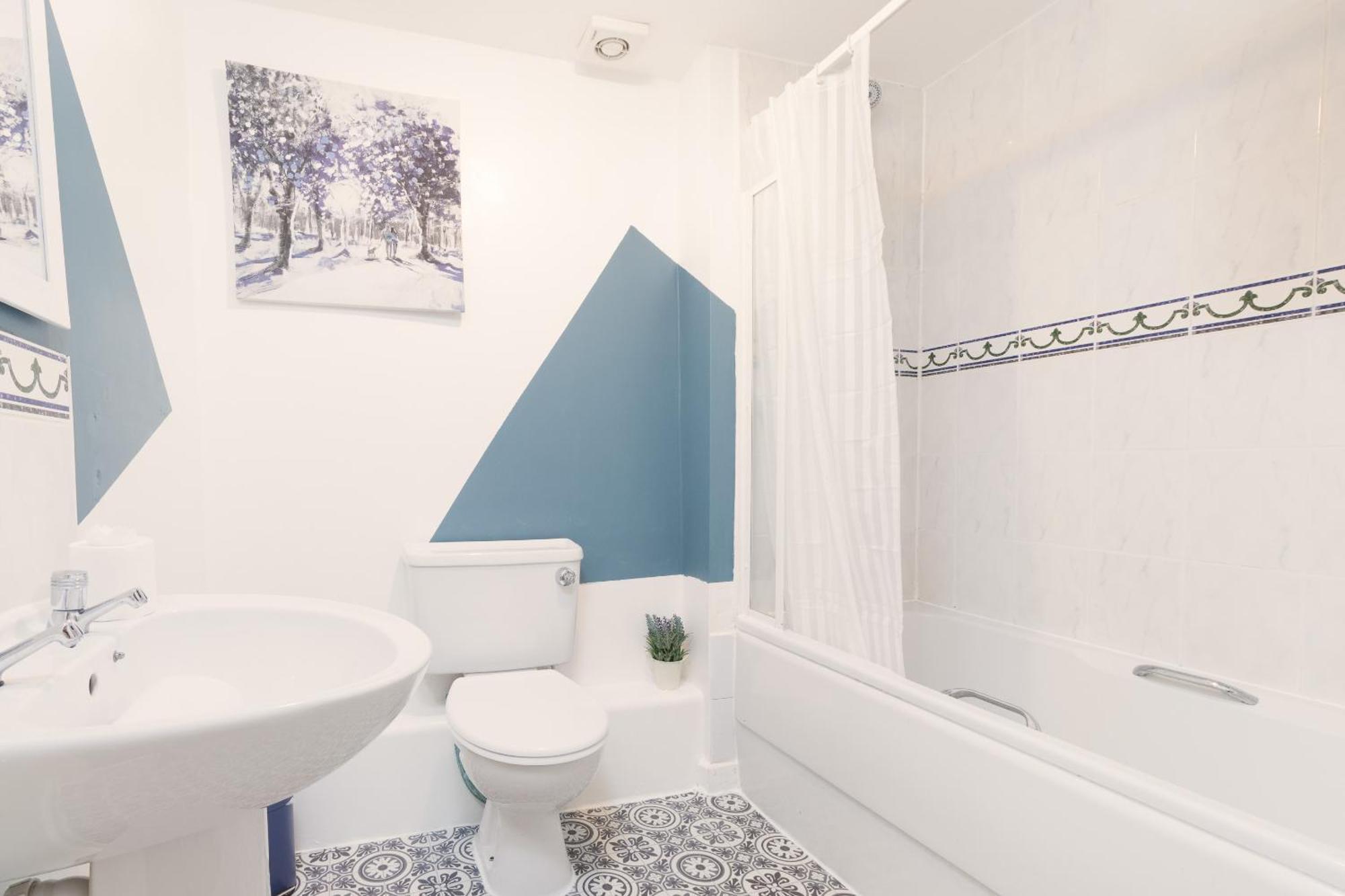 Comfy 2br With Balcony - Waterlily Apartment *
