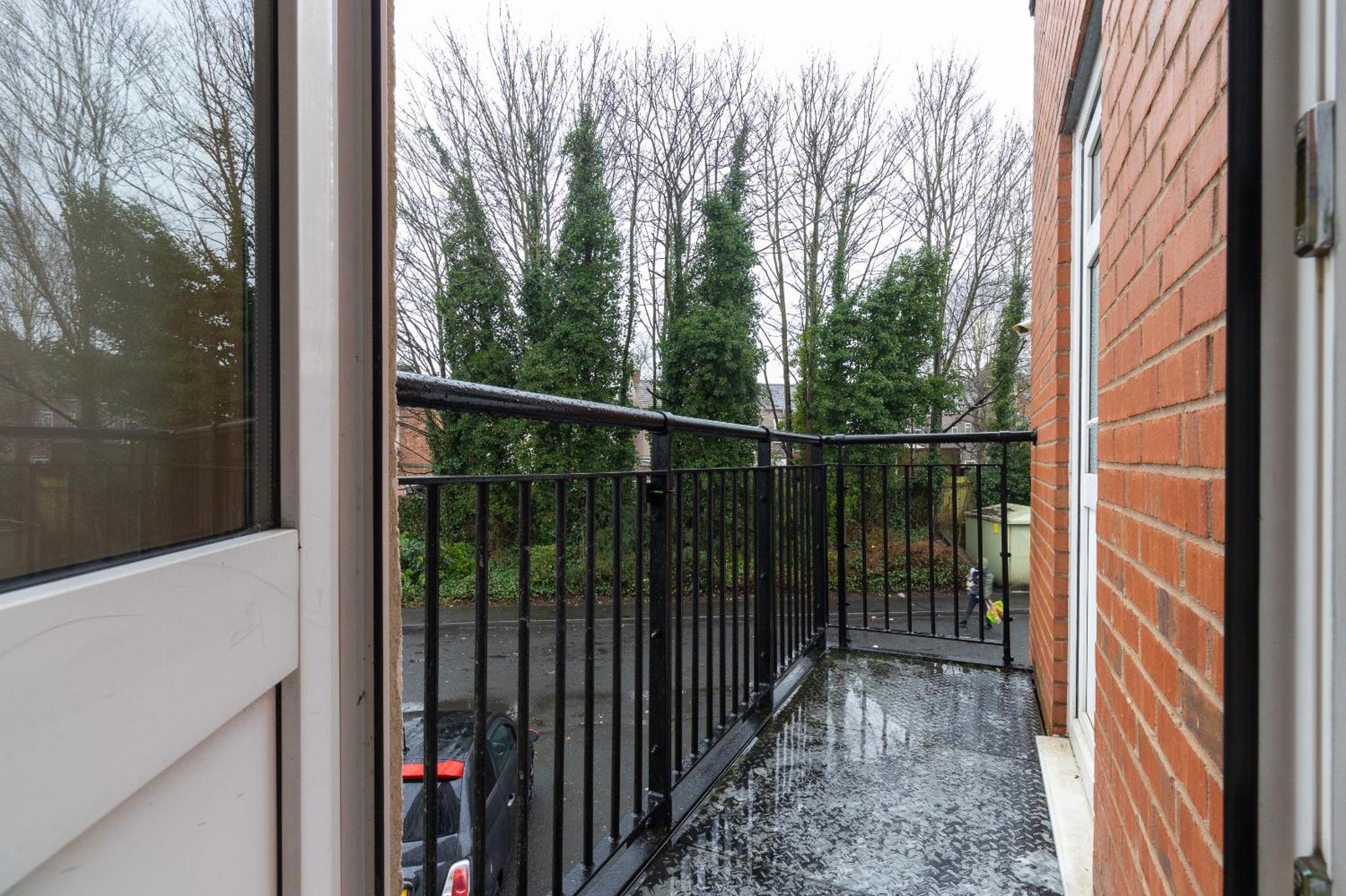 Comfy 2br With Balcony - Waterlily Apartment