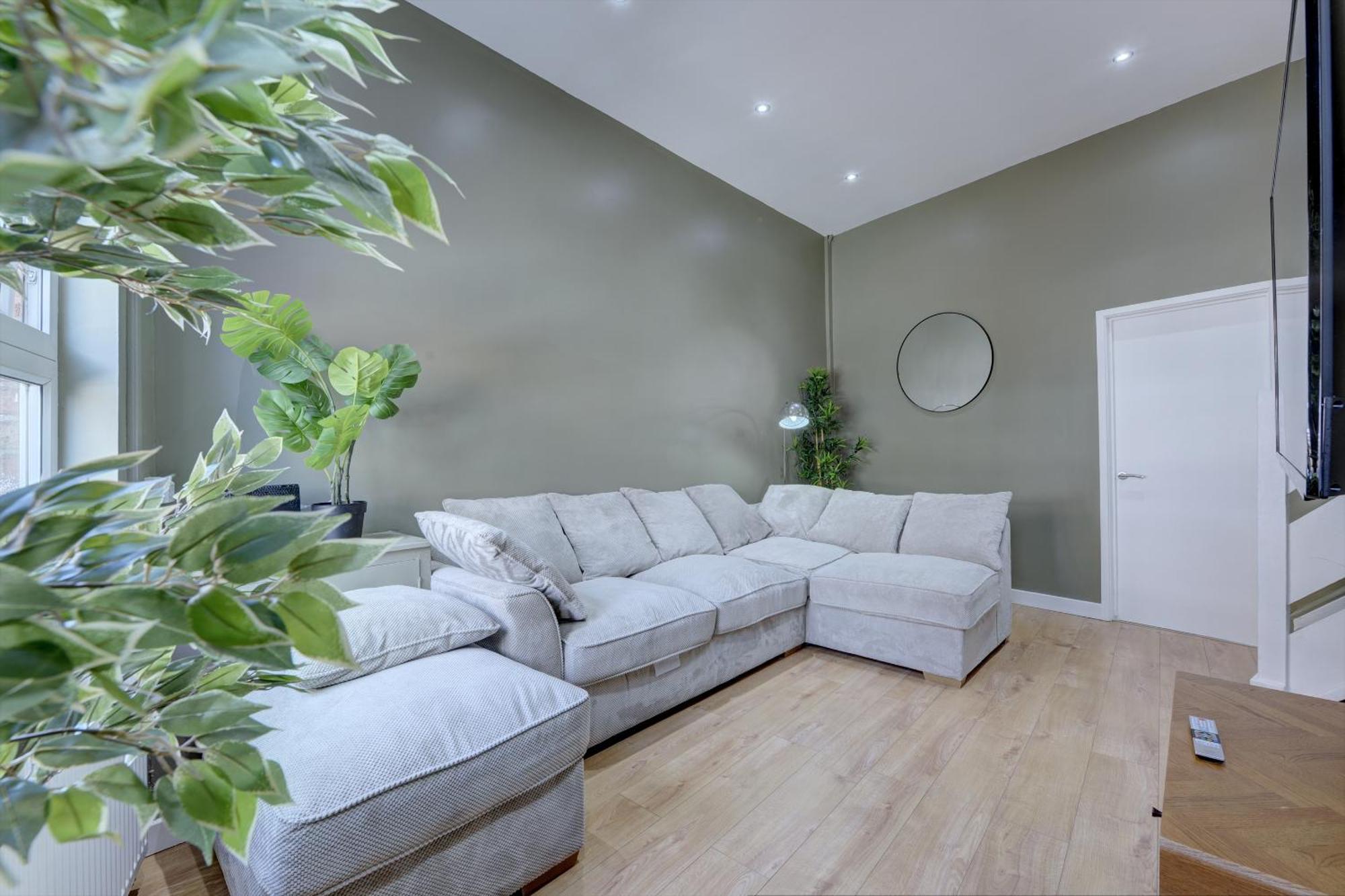 4 Bedrooms Homely House With Garden- Sleeps 9 Comfortably With 6 Comfortable Beds, Free Street Parking, Business Travellers, Contractors, & Holiday-goers, Coventry, Near Major Transport Links In And Motorway Coventry