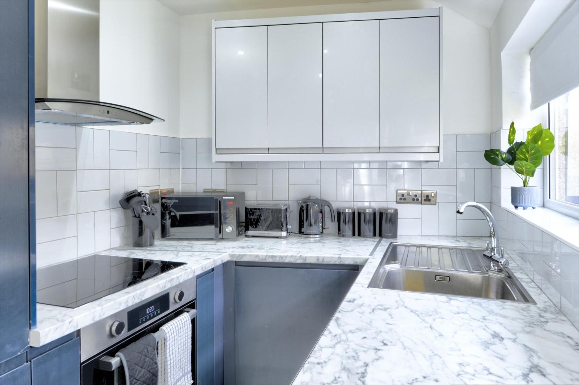 4 Bedrooms Homely House With Garden- Sleeps 9 Comfortably With 6 Comfortable Beds, Free Street Parking, Business Travellers, Contractors, & Holiday-goers, Coventry, Near Major Transport Links In And Motorway * Coventry