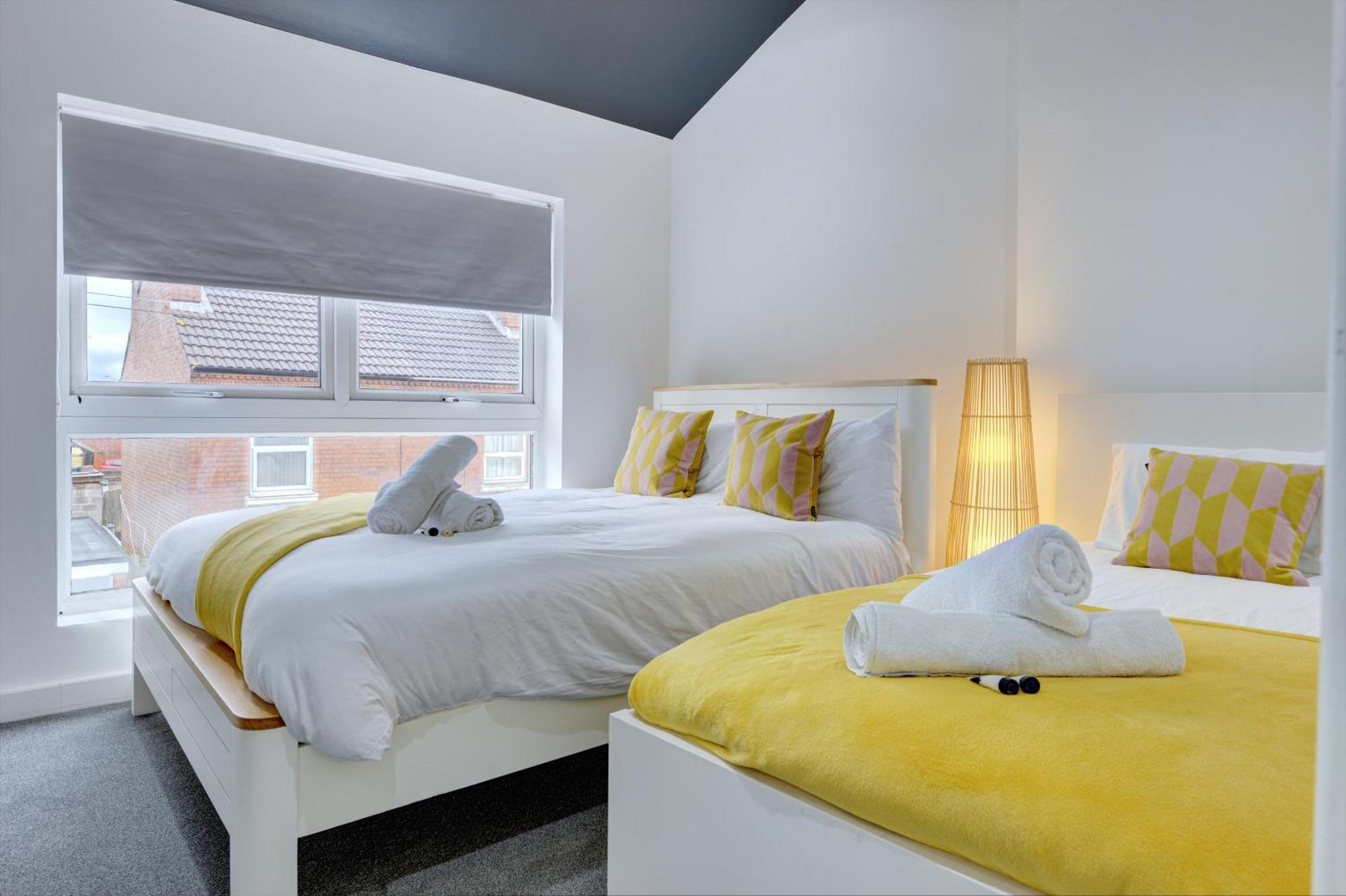 Apartment 4 Bedrooms Homely House With Garden- Sleeps 9 Comfortably With 6 Comfortable Beds, Free Street Parking, Business Travellers, Contractors, & Holiday-goers, Coventry, Near Major Transport Links In And Motorway *