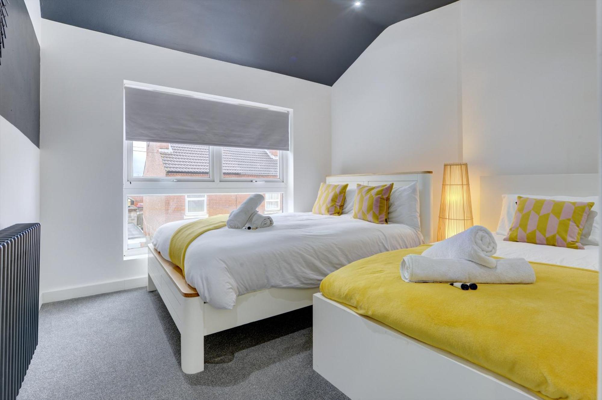 4 Bedrooms Homely House With Garden- Sleeps 9 Comfortably With 6 Comfortable Beds, Free Street Parking, Business Travellers, Contractors, & Holiday-goers, Coventry, Near Major Transport Links In And Motorway