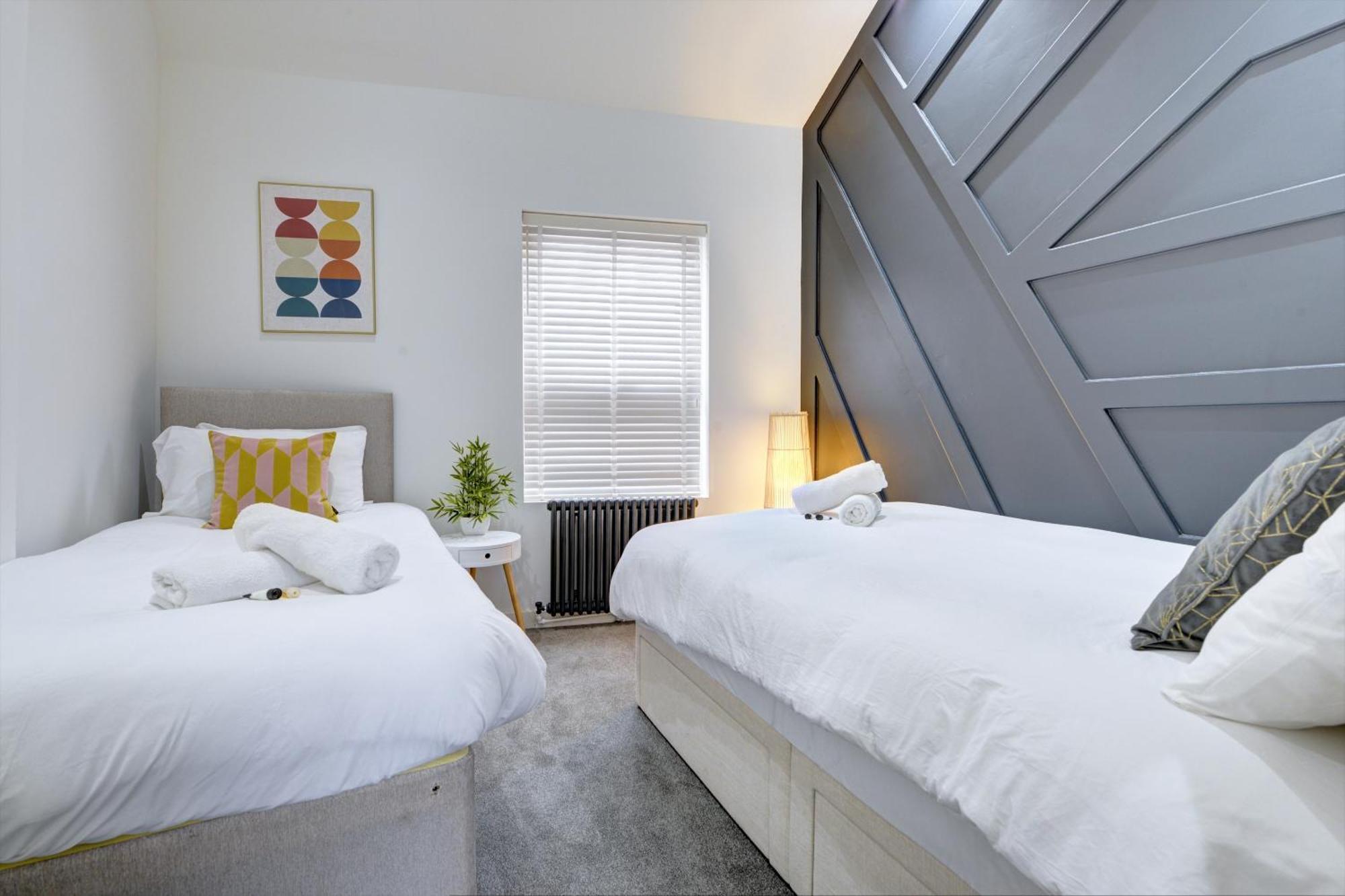 Apartment 4 Bedrooms Homely House With Garden- Sleeps 9 Comfortably With 6 Comfortable Beds, Free Street Parking, Business Travellers, Contractors, & Holiday-goers, Coventry, Near Major Transport Links In And Motorway