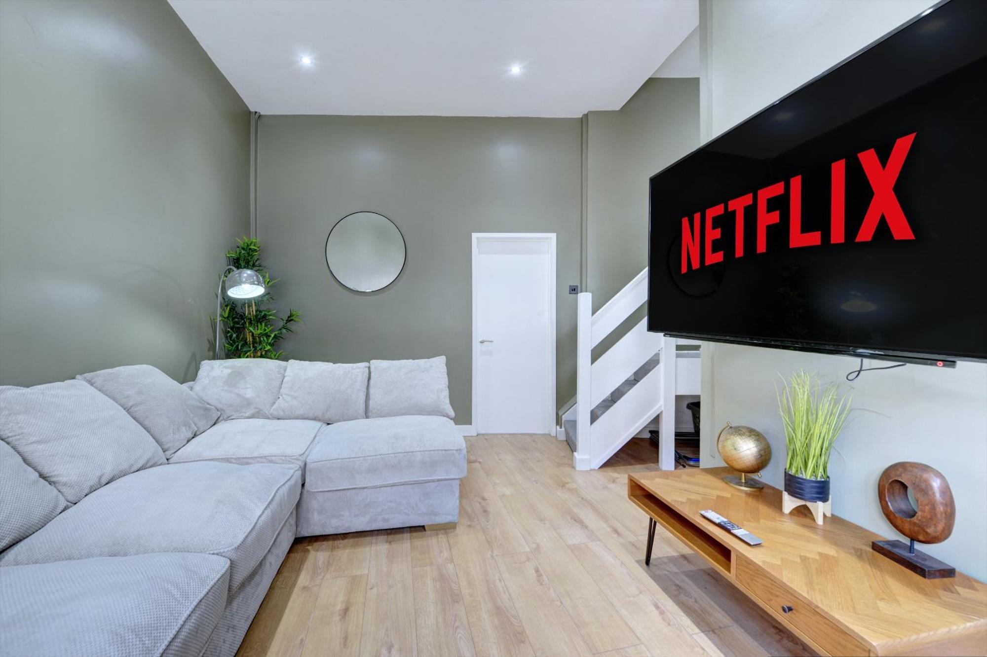 Apartment 4 Bedrooms Homely House With Garden- Sleeps 9 Comfortably With 6 Comfortable Beds, Free Street Parking, Business Travellers, Contractors, & Holiday-goers, Coventry, Near Major Transport Links In And Motorway *