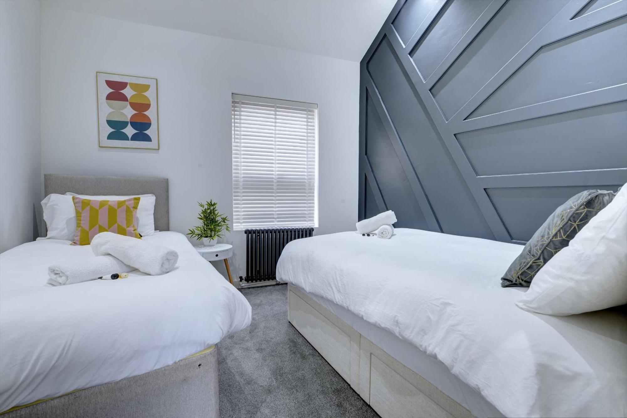 4 Bedrooms Homely House With Garden- Sleeps 9 Comfortably With 6 Comfortable Beds, Free Street Parking, Business Travellers, Contractors, & Holiday-goers, Coventry, Near Major Transport Links In And Motorway Apartment *