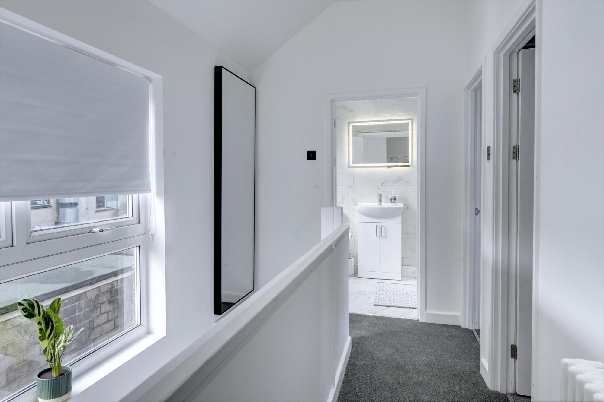 4 Bedrooms Homely House With Garden- Sleeps 9 Comfortably With 6 Comfortable Beds, Free Street Parking, Business Travellers, Contractors, & Holiday-goers, Coventry, Near Major Transport Links In And Motorway Coventry
