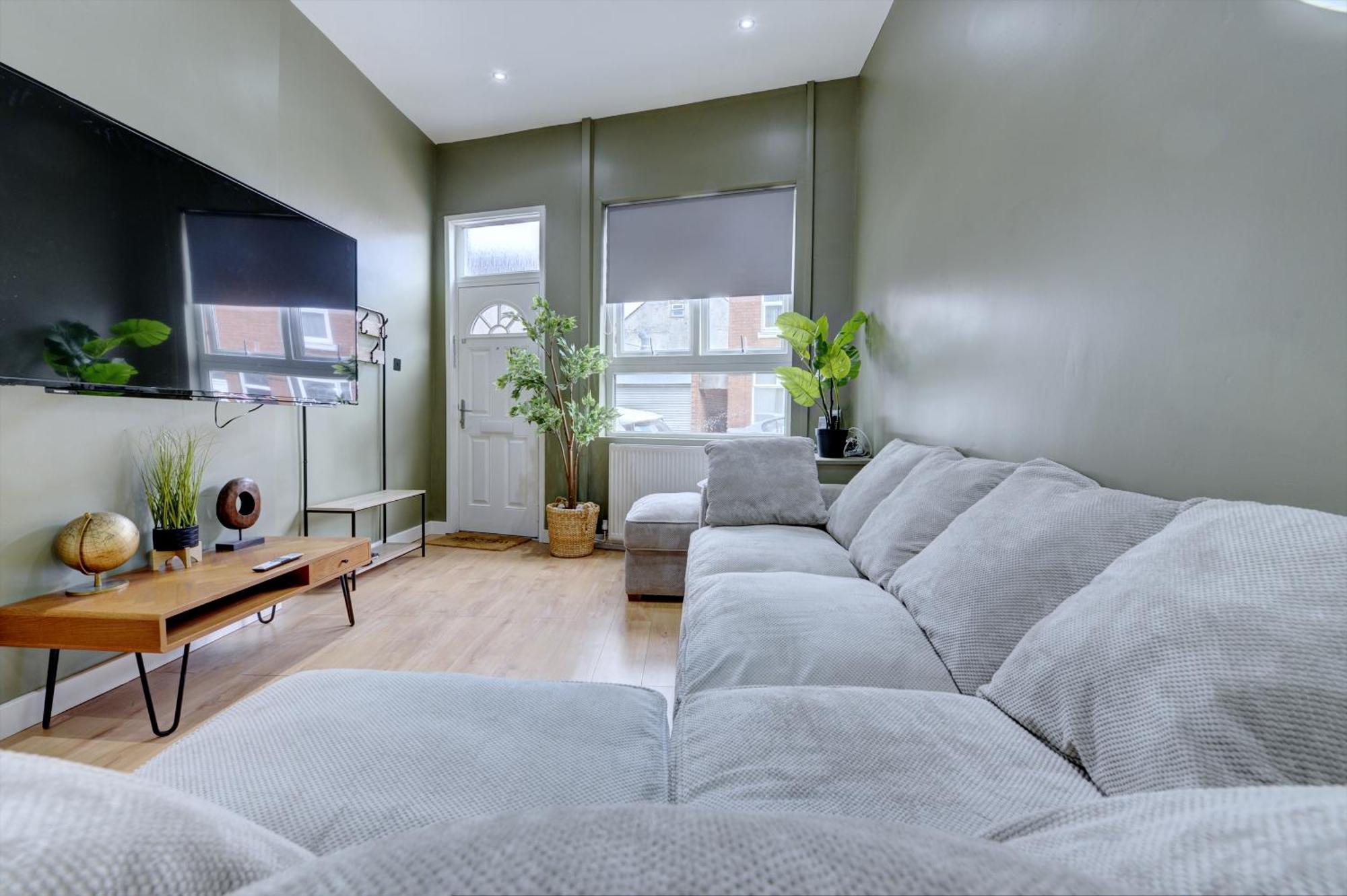 4 Bedrooms Homely House With Garden- Sleeps 9 Comfortably With 6 Comfortable Beds, Free Street Parking, Business Travellers, Contractors, & Holiday-goers, Coventry, Near Major Transport Links In And Motorway