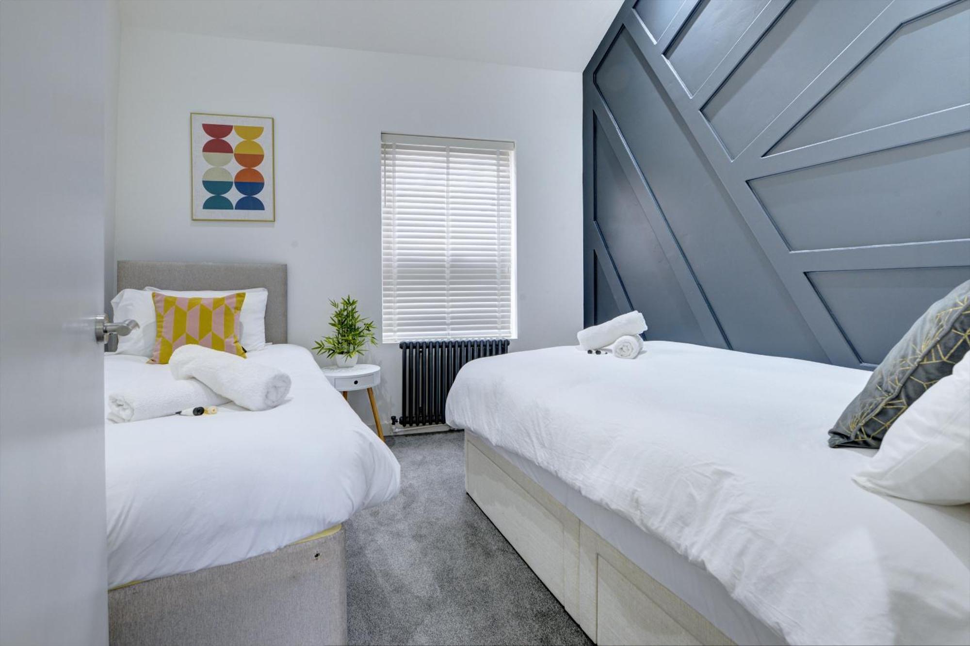 Apartment 4 Bedrooms Homely House With Garden- Sleeps 9 Comfortably With 6 Comfortable Beds, Free Street Parking, Business Travellers, Contractors, & Holiday-goers, Coventry, Near Major Transport Links In And Motorway *