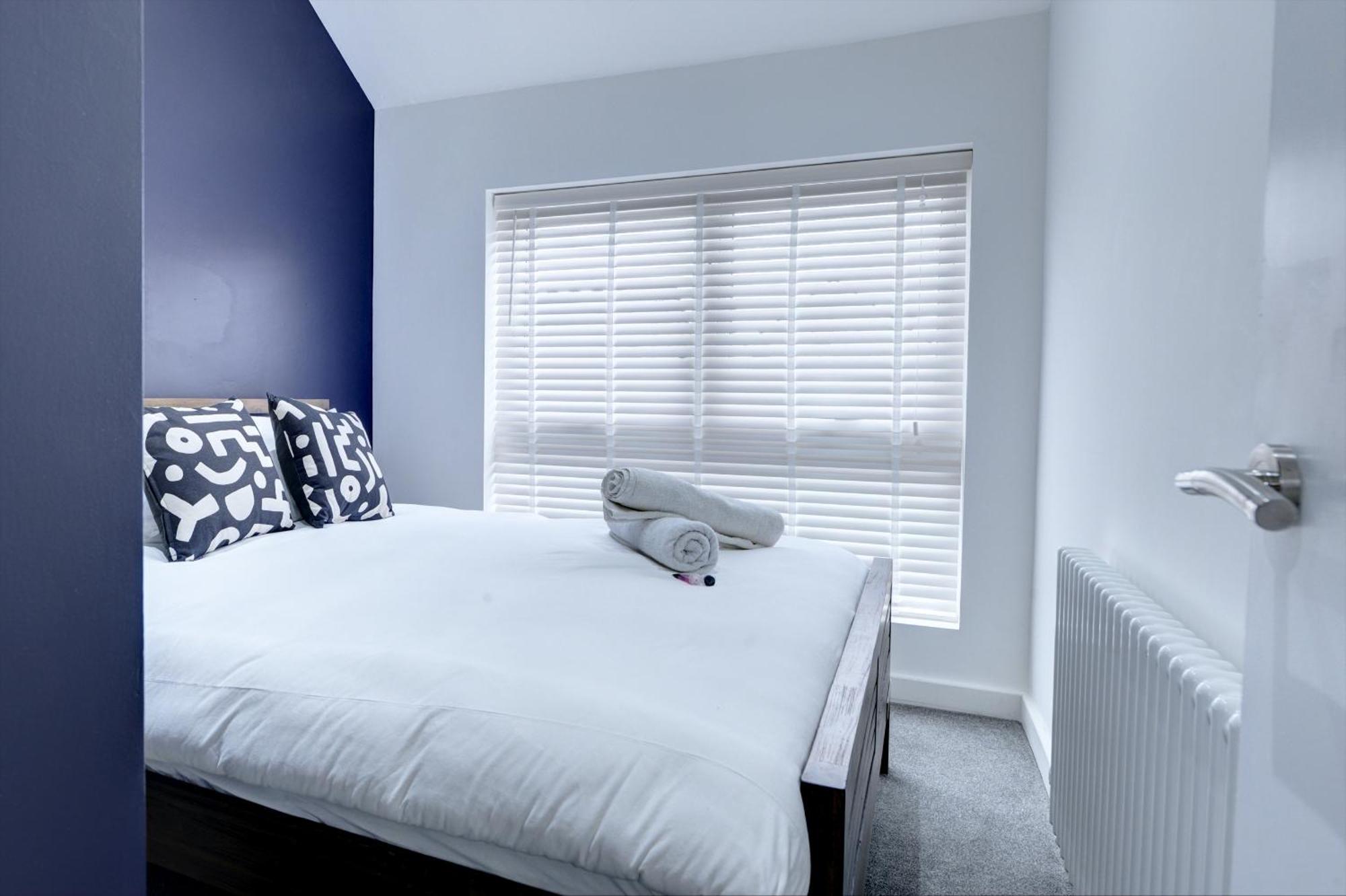 4 Bedrooms Homely House With Garden- Sleeps 9 Comfortably With 6 Comfortable Beds, Free Street Parking, Business Travellers, Contractors, & Holiday-goers, Coventry, Near Major Transport Links In And Motorway Apartment *