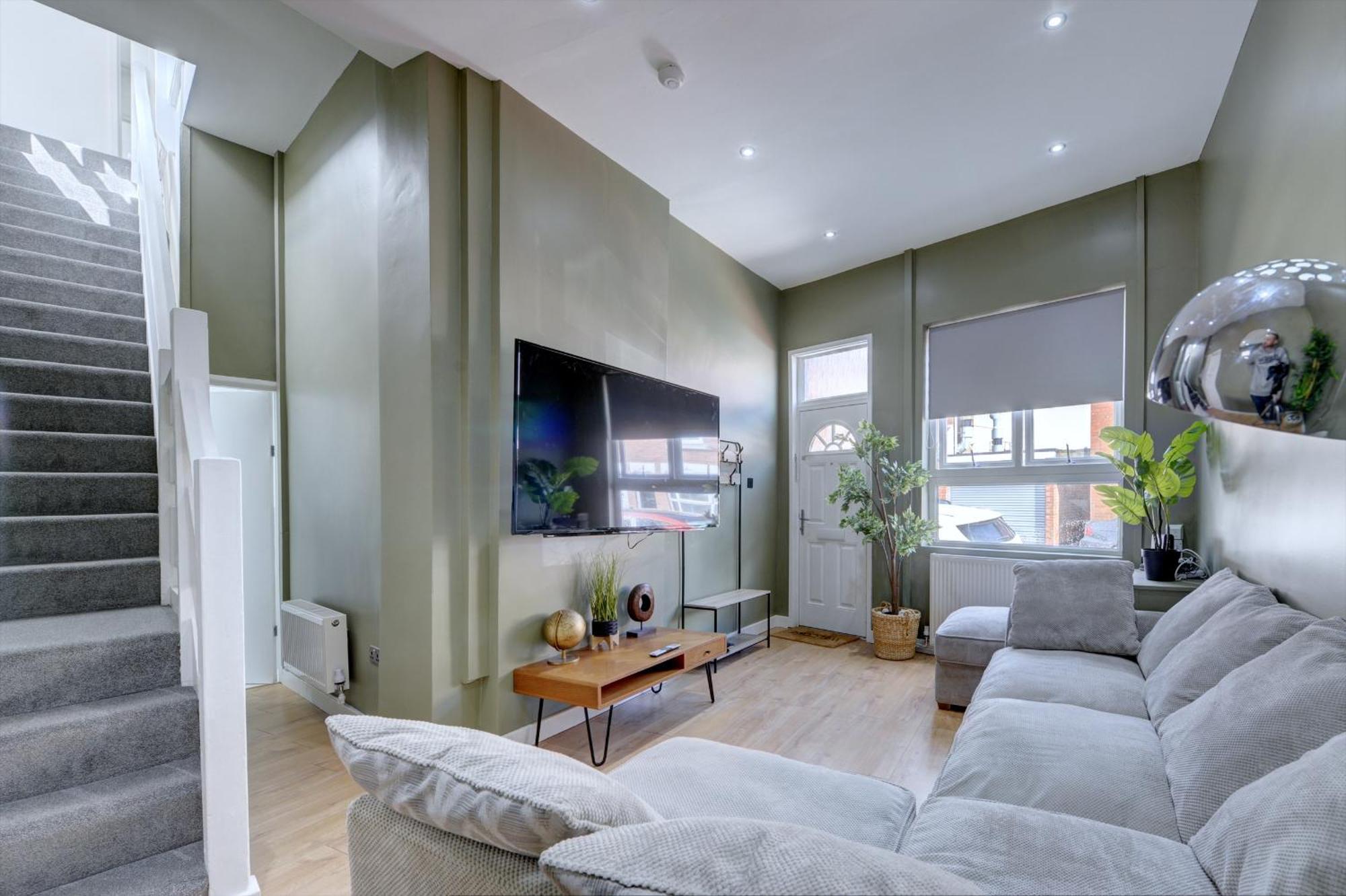 4 Bedrooms Homely House With Garden- Sleeps 9 Comfortably With 6 Comfortable Beds, Free Street Parking, Business Travellers, Contractors, & Holiday-goers, Coventry, Near Major Transport Links In And Motorway Apartment Coventry