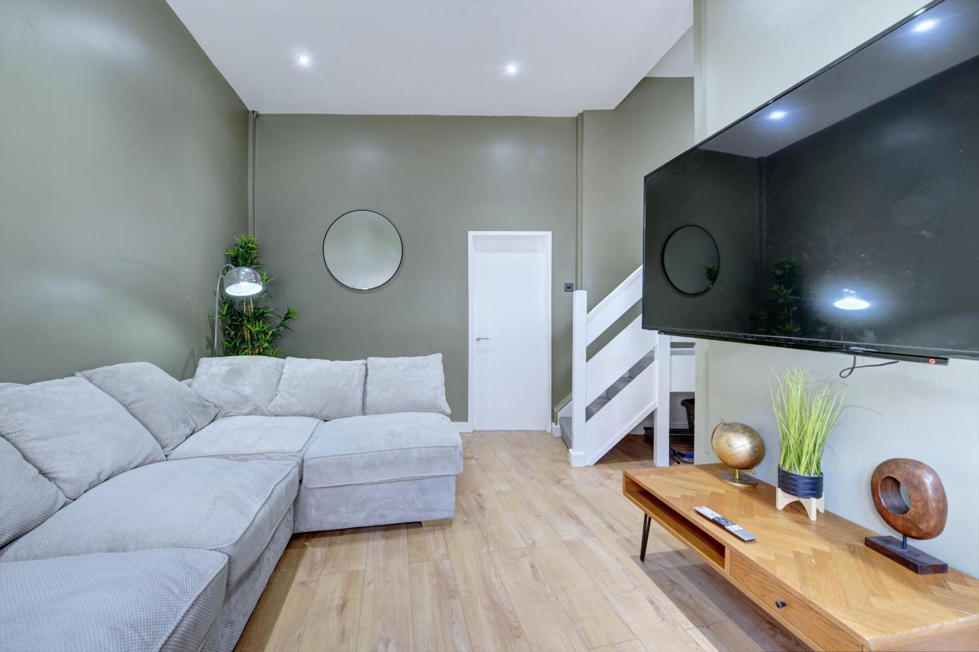 4 Bedrooms Homely House With Garden- Sleeps 9 Comfortably With 6 Comfortable Beds, Free Street Parking, Business Travellers, Contractors, & Holiday-goers, Coventry, Near Major Transport Links In And Motorway Coventry