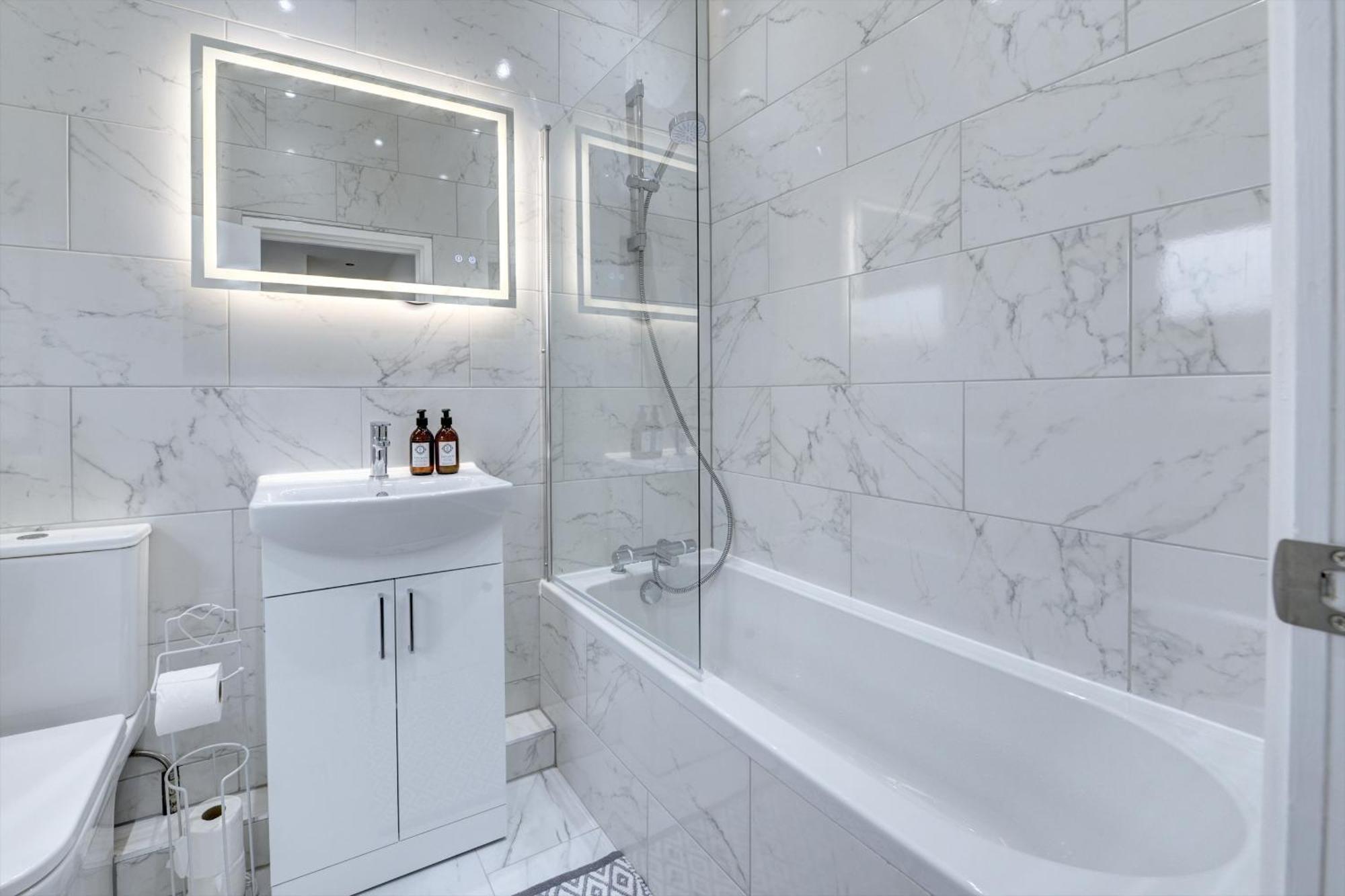 Apartment 4 Bedrooms Homely House With Garden- Sleeps 9 Comfortably With 6 Comfortable Beds, Free Street Parking, Business Travellers, Contractors, & Holiday-goers, Coventry, Near Major Transport Links In And Motorway Coventry