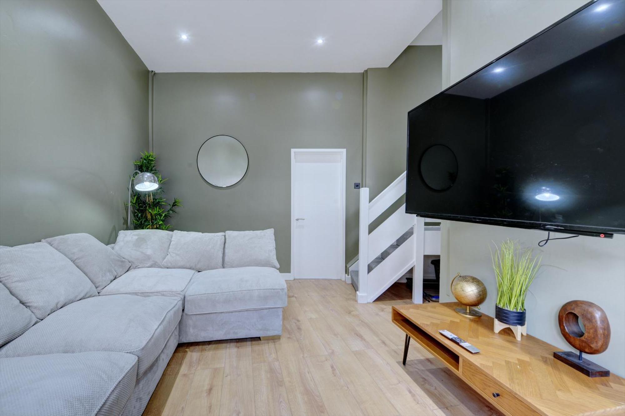 Apartment 4 Bedrooms Homely House With Garden- Sleeps 9 Comfortably With 6 Comfortable Beds, Free Street Parking, Business Travellers, Contractors, & Holiday-goers, Coventry, Near Major Transport Links In And Motorway