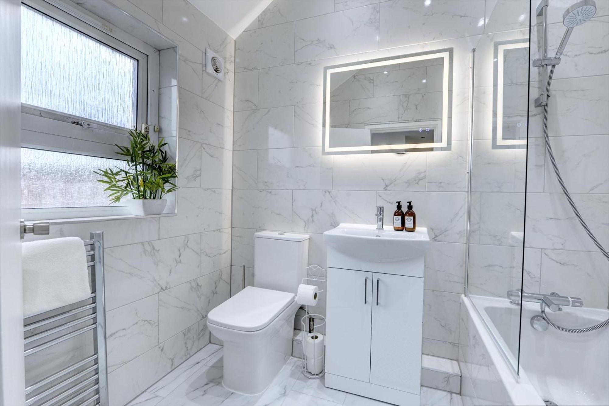 4 Bedrooms Homely House With Garden- Sleeps 9 Comfortably With 6 Comfortable Beds, Free Street Parking, Business Travellers, Contractors, & Holiday-goers, Coventry, Near Major Transport Links In And Motorway Coventry