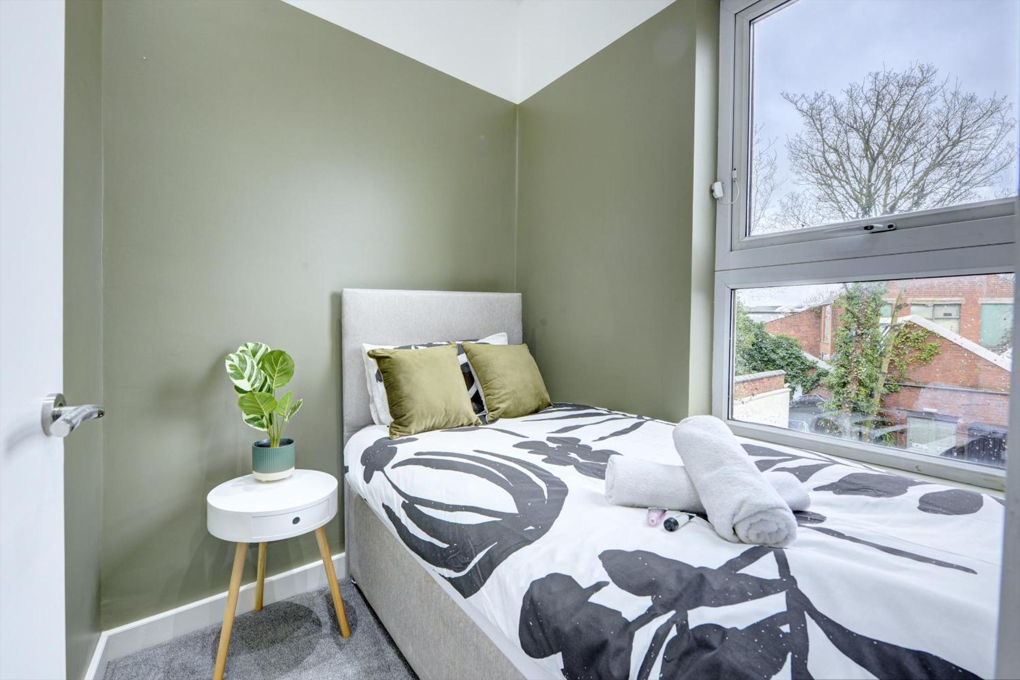 4 Bedrooms Homely House With Garden- Sleeps 9 Comfortably With 6 Comfortable Beds, Free Street Parking, Business Travellers, Contractors, & Holiday-goers, Coventry, Near Major Transport Links In And Motorway Apartment