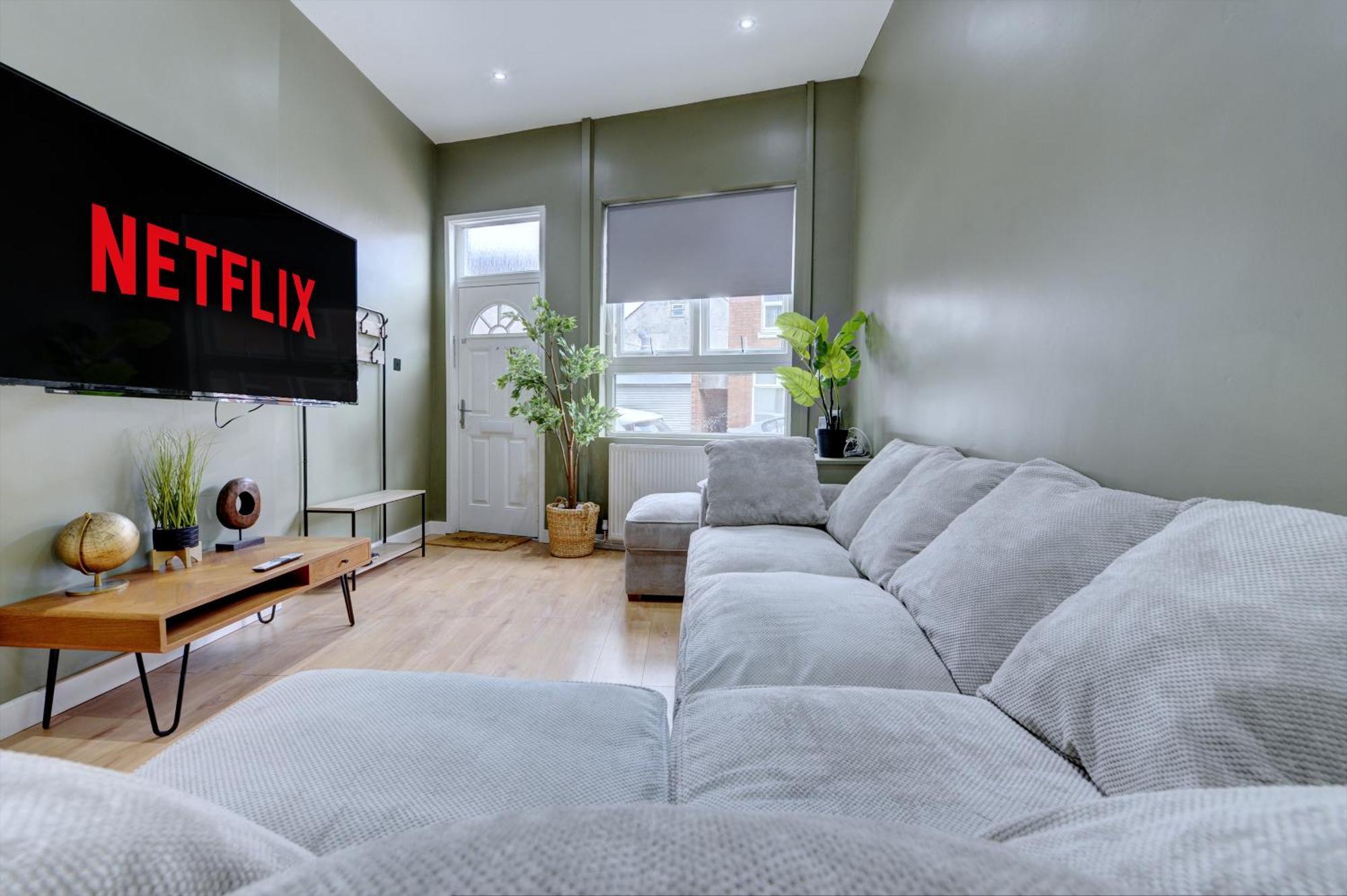 4 Bedrooms Homely House With Garden- Sleeps 9 Comfortably With 6 Comfortable Beds, Free Street Parking, Business Travellers, Contractors, & Holiday-goers, Coventry, Near Major Transport Links In And Motorway *