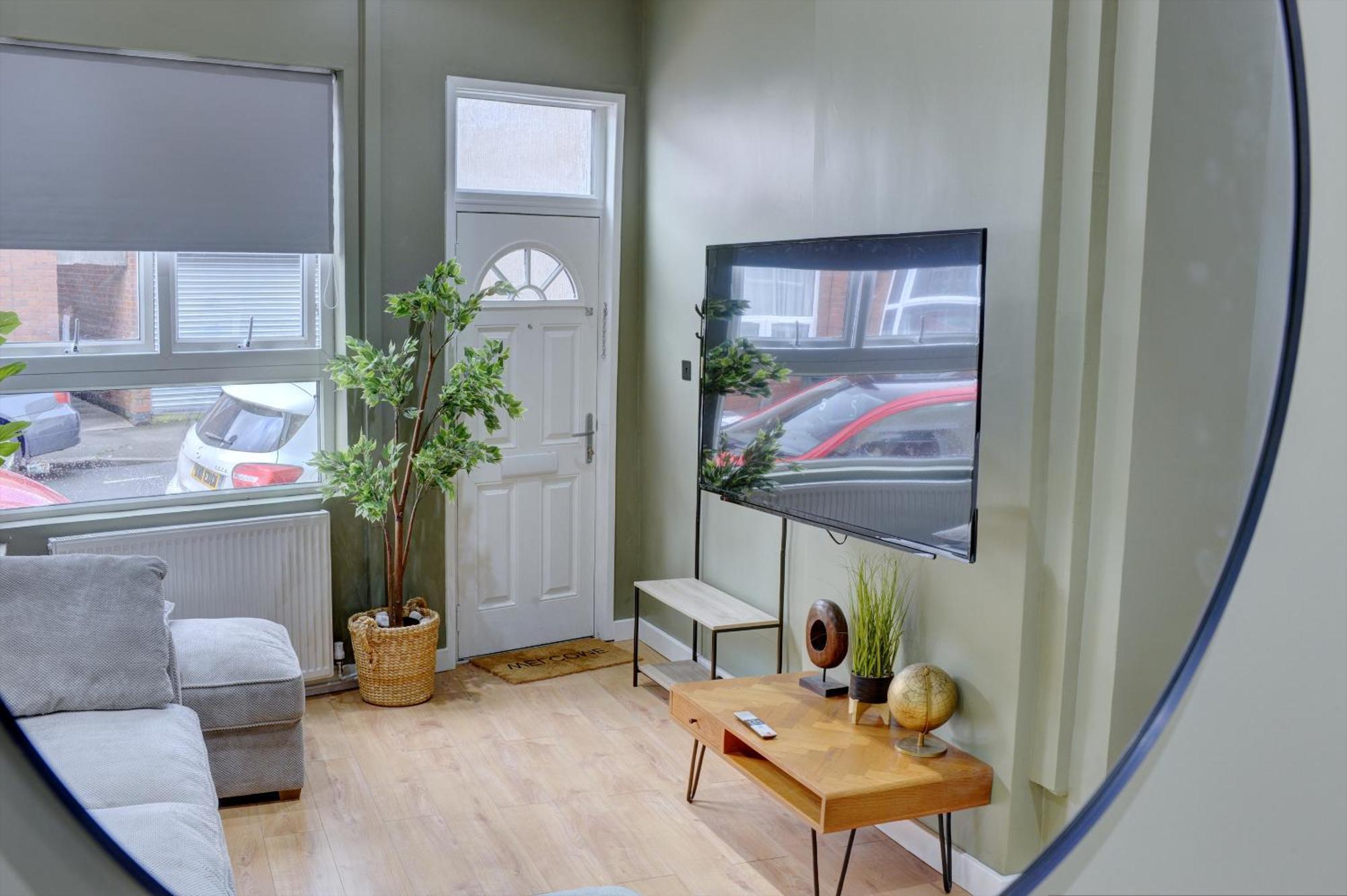 4 Bedrooms Homely House With Garden- Sleeps 9 Comfortably With 6 Comfortable Beds, Free Street Parking, Business Travellers, Contractors, & Holiday-goers, Coventry, Near Major Transport Links In And Motorway Apartment *