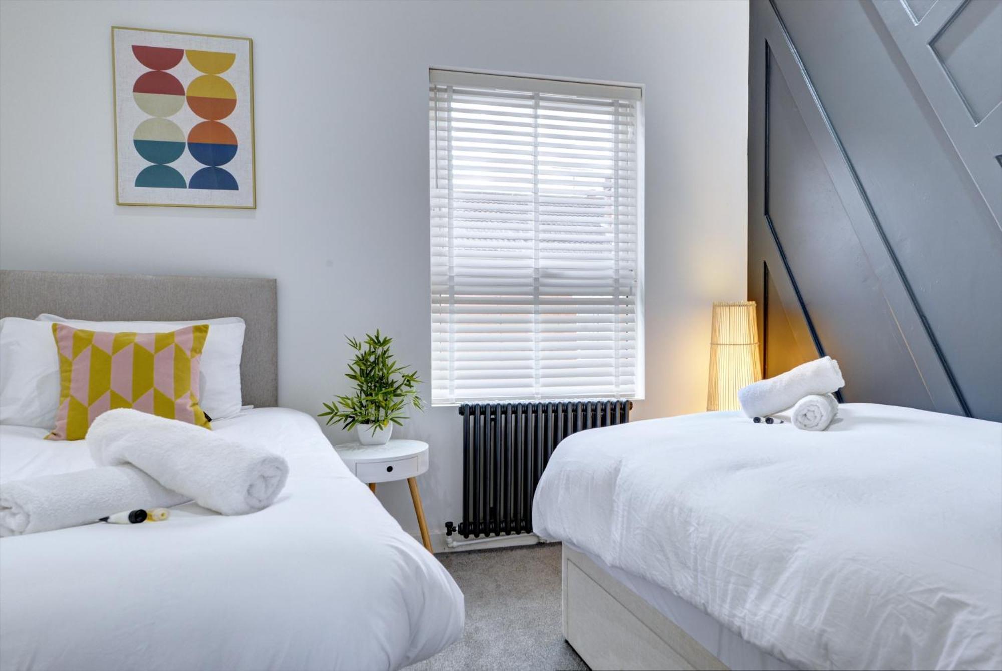 Apartment 4 Bedrooms Homely House With Garden- Sleeps 9 Comfortably With 6 Comfortable Beds, Free Street Parking, Business Travellers, Contractors, & Holiday-goers, Coventry, Near Major Transport Links In And Motorway Coventry