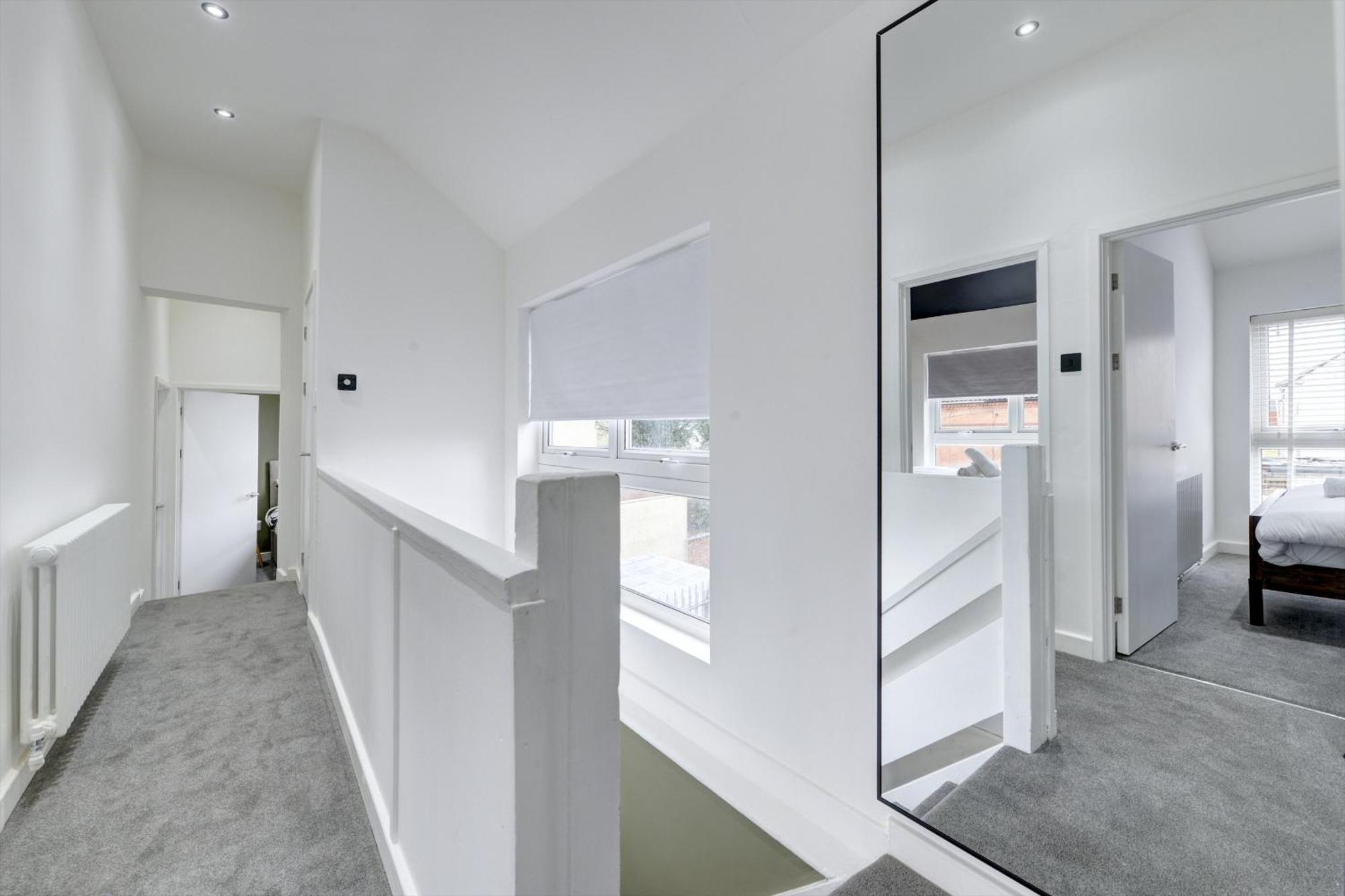 4 Bedrooms Homely House With Garden- Sleeps 9 Comfortably With 6 Comfortable Beds, Free Street Parking, Business Travellers, Contractors, & Holiday-goers, Coventry, Near Major Transport Links In And Motorway