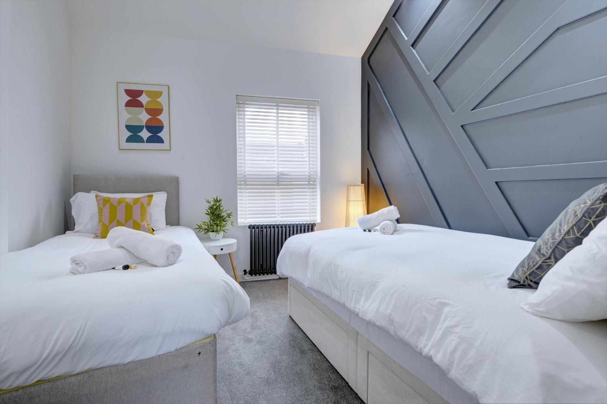 4 Bedrooms Homely House With Garden- Sleeps 9 Comfortably With 6 Comfortable Beds, Free Street Parking, Business Travellers, Contractors, & Holiday-goers, Coventry, Near Major Transport Links In And Motorway Apartment *